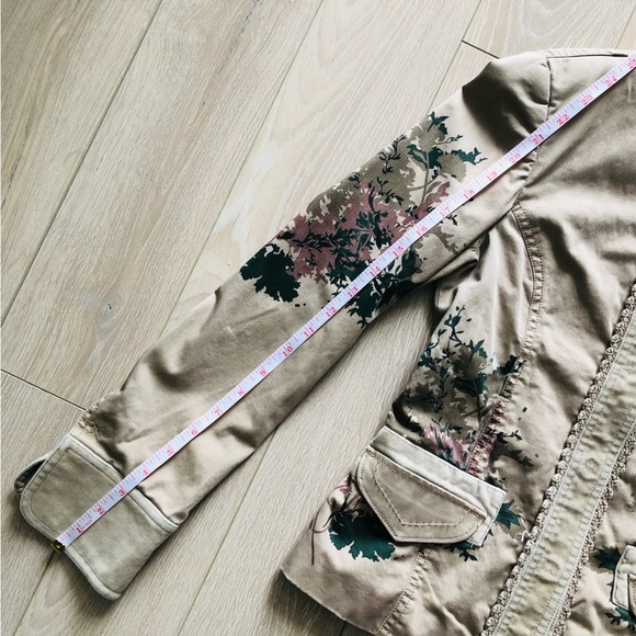 Tristan & Iseut Beige Crochet Detailed Plant Print Jacket - Picture 10 of 11